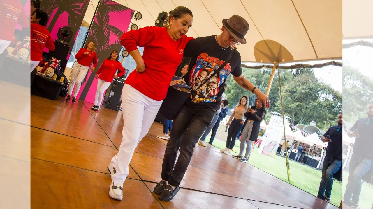 Imagen de bailadores captada el 6 de octubre de 2024 en el Parque Metropolitano Simón Bolívar de Bogotá, donde celebraron la 25° edición del Festival Salsa al Parque.